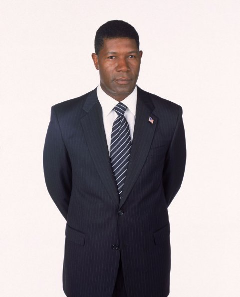 Dennis Haysbert as President David Palmer on 24.  ª©2002 FOX BROADCASTING COMPANY.   CR:  Aaron Rapaport/FOX.