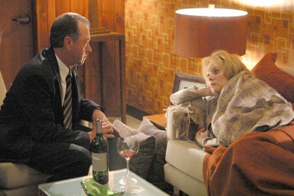 24: President Logan (Gregory Itzin, L) tries to apologize to Martha (Jean Smart, R) in the "Day 5: 3:00 AM-4:00 AM" episode of 24 airing Monday, May 8 (9:00-10:00 PM ET/PT) on FOX. ©2006 Fox Broadcasting Co. Cr: Kelsey McNeal/FOX 24: President Logan (Gregory Itzin, L) tries to apologize to Martha (Jean Smart, R) in the "Day 5: 3:00 AM-4:00 AM" episode of 24 airing Monday, May 8 (9:00-10:00 PM ET/PT) on FOX. ©2006 Fox Broadcasting Co. Cr: Kelsey McNeal/FOX