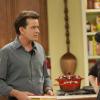 ANGER MANAGEMENT: Episode 2 : Charlie and the Slumpbuster (Airs June 28, 9:30 pm e/p) L-R: Charlie Sheen as Charlie Goodson and Selma Blair as Kate Wales. Photo: Prashant Gupta/FX Network