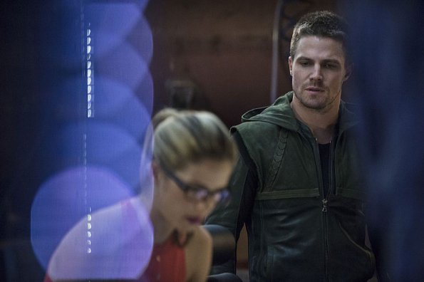 Arrow -- "Sara" -- Image AR302b_0322b -- Pictured (L-R): Emily Bett Rickards as Felicity Smoak and Stephen Amell as Oliver Queen -- Photo: Cate Cameron/The CW -- ÃÂ© 2014 The CW Network, LLC. All Rights Reserved.