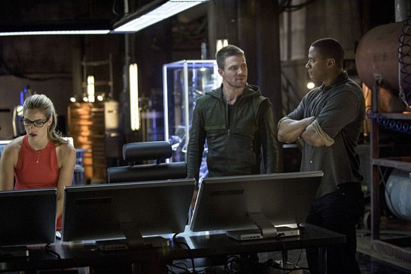 Arrow -- "Sara" -- Image AR302b_0329b -- Pictured (L-R): Emily Bett Rickards as Felicity Smoak, Stephen Amell as Oliver Queen, and David Ramsey as John Diggle -- Photo: Cate Cameron/The CW -- ÃÂ© 2014 The CW Network, LLC. All Rights Reserved.