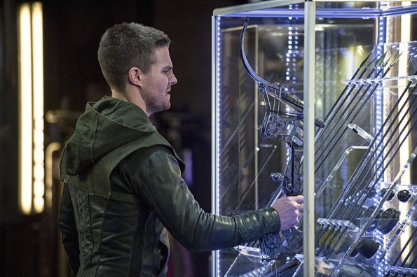 Arrow -- "Sara" -- Image AR302b_0343b -- Pictured: Stephen Amell as Oliver Queen -- Photo: Cate Cameron/The CW -- ÃÂ© 2014 The CW Network, LLC. All Rights Reserved.