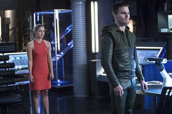 Arrow -- "Sara" -- Image AR302b_0441b -- Pictured (L-R): Emily Bett Rickards as Felicity Smoak and Stephen Amell as Oliver Queen -- Photo: Cate Cameron/The CW -- ÃÂ© 2014 The CW Network, LLC. All Rights Reserved.