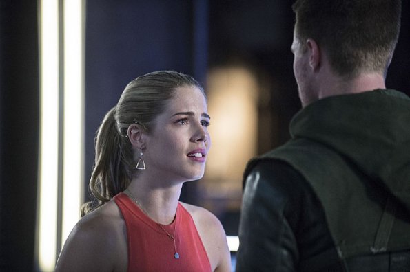 Arrow -- "Sara" -- Image AR302b_0443b -- Pictured (L-R): Emily Bett Rickards as Felicity Smoak and Stephen Amell as Oliver Queen -- Photo: Cate Cameron/The CW -- ÃÂ© 2014 The CW Network, LLC. All Rights Reserved.