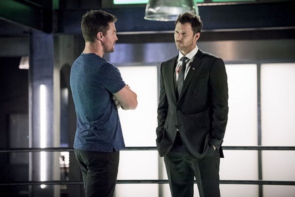 Arrow -- "Human Target" -- Image AR505a_0056b.jpg -- Pictured (L-R): Stephen Amell as Oliver Queen and Will Traval as Christopher Chance/Human Target -- Photo: Dean Buscher/The CW -- ÃÂ© 2016 The CW Network, LLC. All Rights Reserved.