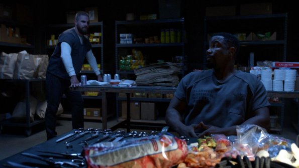 Arrow -- "The Slabside Redemption" -- Image Number: Arrow_707_Still_11_111918 -- Pictured (L-R): Stephen Amell as Oliver Queen/Green Arrow and Michael Jai White as Ben Turner/Bronze Tiger -- Photo: The CW -- ÃÂ© 2018 The CW Network, LLC. All Rights Reserved.