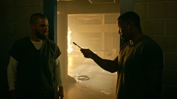 Arrow -- "The Slabside Redemption" -- Image Number: Arrow_707_Still_14_111918 -- Pictured (L-R): Stephen Amell as Oliver Queen/Green Arrow and Michael Jai White as Ben Turner/Bronze Tiger -- Photo: The CW -- ÃÂ© 2018 The CW Network, LLC. All Rights Reserved.