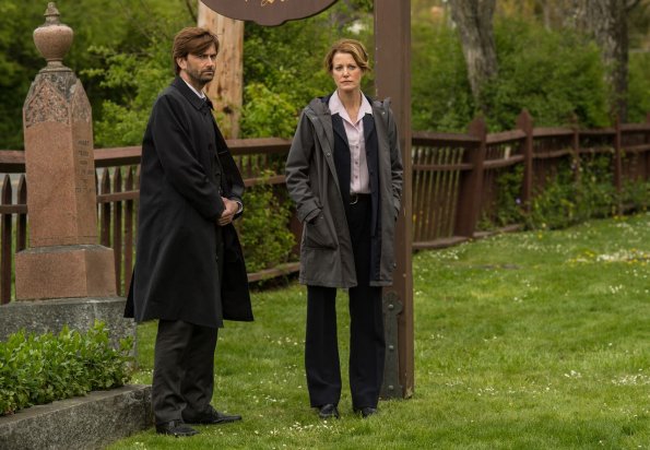 GRACEPOINT: Detectives Emmett Carver (David Tennant, L) and Ellie Miller (Anna Gunn, R) investigate the death of Danny Solano in "Episode Seven" of GRACEPOINT airing Thursday, Nov. 13 (9:00-10:00 PM ET/PT) on FOX. ©2014 Fox Broadcasting Co. Cr: Ed Araquel/FOX