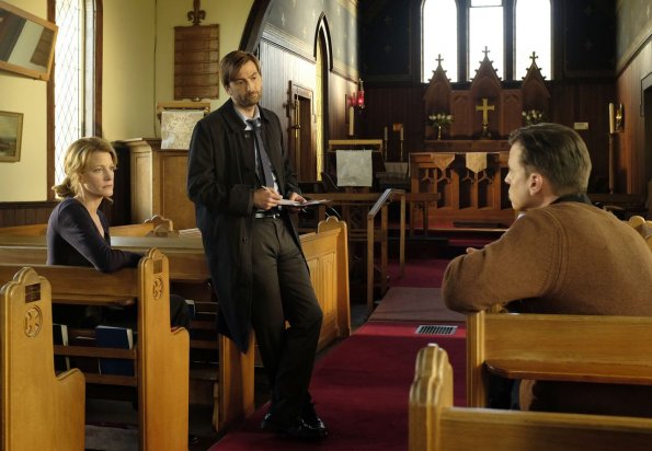 GRACEPOINT: Detectives Emmett Carver (David Tennant, C) and Ellie Miller (Anna Gunn, L) question Paul Coates (Kevin Rankin, R) in "Episode Eight" of GRACEPOINT airing Thursday, Nov. 20 (9:00-10:00 PM ET/PT) on FOX. ©2014 Fox Broadcasting Co. Cr: Ed Araquel/FOX