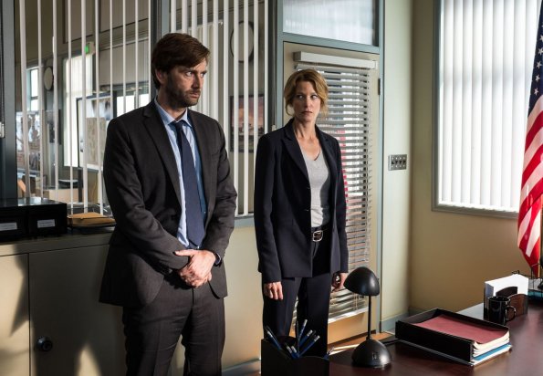 GRACEPOINT: Detectives Emmett Carver (David Tennant, L) and Ellie Miller (Anna Gunn, R) race against the clock to find out who killed Danny Solano in "Episode Nine" of GRACEPOINT airing Thursday, Dec. 4 (9:00-10:00 PM ET/PT) on FOX. ©2014 Fox Broadcasting Co. Cr: Ed Araquel/FOX