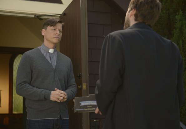 GRACEPOINT: Paul Coates (Kevin Rankin, L) provides Detective Emmett Carver (David Tennant, R) with a potential piece of evidence in "Episode Nine" of GRACEPOINT airing Thursday, Dec. 4 (9:00-10:00 PM ET/PT) on FOX. ©2014 Fox Broadcasting Co. Cr: Ed Araquel/FOX