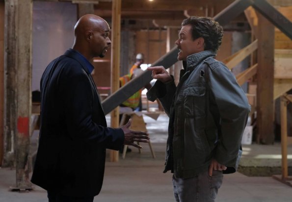 LETHAL WEAPON: Pictured L-R: Damon Wayans and Clayne Crawford in the "Seal is Broken" episode of LETHAL WEAPON airing Wednesday, Jan. 25 (8:00-9:01 PM ET/PT) on FOX. ©2016 Fox Broadcasting Co. CR: Darren Michaels/FOX