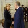 "E Pluribus Unum"-- Former Secretaries of State Hillary Clinton, General Colin Powell and Madeleine Albright joined TÃÂ©a Leoni on set at Madam Secretary. In this upcoming episode, Secretary of State Elizabeth McCord turns to the former Secretaries of State to ask their advice on how to respond to a delicate situation, in the fifth season premiere of MADAM SECRETARY, Sunday, October 7 (10:00-11:00 PM ET/PT) on the CBS Television Network. Pictured (L-R) TÃÂ©a Leoni as Elizabeth McCord and Keith Carradine as President Conrad Dalton. Photo: David M. Russell/CBSÃÂ©2018 CBS Broadcasting, Inc. All Rights Reserved