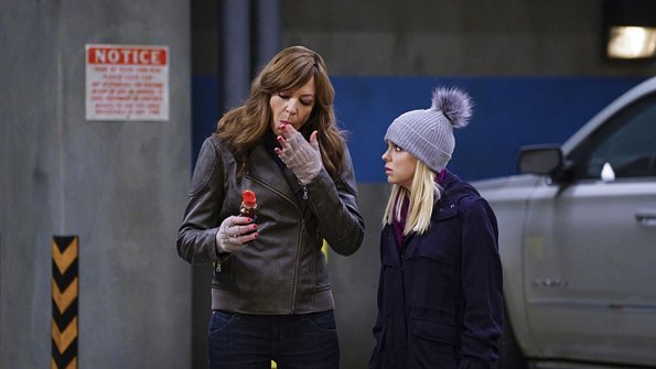 "Sticky Hands and a Walk on the Wild Side" -- Christy (Anna Faris, right), Jill and Wendy find themselves in a sticky situation when they agree to help Bonnie (Allison Janney, left) smuggle an illegal substance across the Canadian border, on MOM, Thursday, Feb. 25 (9:01-9:30 PM, ET/PT) on the CBS Television Network.  Photo: Monty Brinton/CBS ÃÂ©2015 CBS Broadcasting, Inc. All Rights Reserved