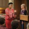 "Diamond Earrings and a Pumpkin Head" -- OSC of the CBS series MOM, scheduled to air on the CBS Television Network. Pictured L to R: Yvette Nicole Brown as Nora and Anna Faris as Christy.  Photo: Darren Michaels/Warner Bros. Entertainment Inc. ÃÂ© 2018 WBEI. All rights reserved.