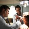 SCREAM QUEENS: L-R: Taylor Lautner, John Stamos and Colton Haynes in the all-new “Warts and All” episode of SCREAM QUEENS airing Tuesday, Sep. 27 (9:01-10:00 PM ET/PT) on FOX. Cr: Michael Becker / FOX. © 2016 FOX Broadcasting Co.