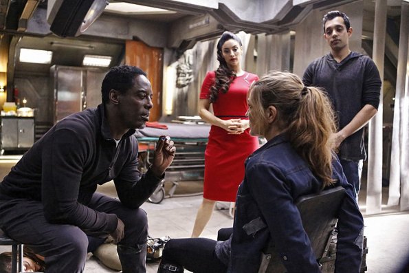 The 100 -- "Fallen" -- Image HU310a_0196 -- Pictured (L-R): Isaiah Washington as Jaha, Erica Cerra as Alie, Paige Turco as Abby, and Sachin Sahel as Jackson -- Credit: Bettina Strauss/The CW -- ÃÂ© 2016 The CW Network, LLC. All Rights Reserved