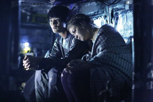 The 100 -- "The Other Side" -- Image HU411a_0268 -- Pictured (L-R):  Chris Larkin as Monty and Chelsey Reist as Harper -- Credit: Bettina Strauss/The CW -- ÃÂ© 2017 The CW Network, LLC. All Rights Reserved