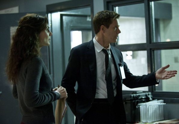 THE FOLLOWING: Ryan Hardy (Kevin Bacon, R) and Agent Parker (Annie Parisse, L) look for Joe Carroll's followers in the "Guilt" episode of THE FOLLOWING airing Monday, March 25 (9:00-10:00 PM ET/PT) on FOX. ©2013 Fox Broadcasting Co. CR: Sarah Shatz/FOX