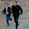 THE FOLLOWING: Ryan (Kevin Bacon, R) and Max (Jessica Stroup) are in pursuit of a suspect, in the special two-hour "Dead or Alive/The Reckoning" Series Finale episode of THE FOLLOWING airing Monday, May 18 (8:00-10:00 PM ET/PT) on FOX. ©2015 Fox Broadcasting Co. CR: Giovanni Rufino/FOX
