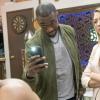Jay Pharoah as Floyd and Natalie Zea as Amy Von Getz in WHITE FAMOUS (Season 1, Episode 3). - Photo: Eddy Chen/SHOWTIME - Photo ID: WhiteFamous_103_2242