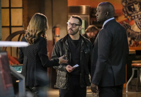"Root Directory" -- Pictured: Jeremy Piven as Jeffrey Tanner and Richard T. Jones as Detective Tommy Cavanaugh. Carlos Ochoa (Ramses Jimenez), the man convicted of killing Mia, awakens from his coma and provides Tanner and Cavanaugh with new details on their unknown suspect, including where to find a photo of him, on WISDOM OF THE CROWD, Sunday, Jan. 7 (8:00-9:00 PM, ET/PT) on the CBS Television Network. Photo: Darren Michaels/CBS ÃÂ©2017 CBS Broadcasting, Inc. All Rights Reserved.