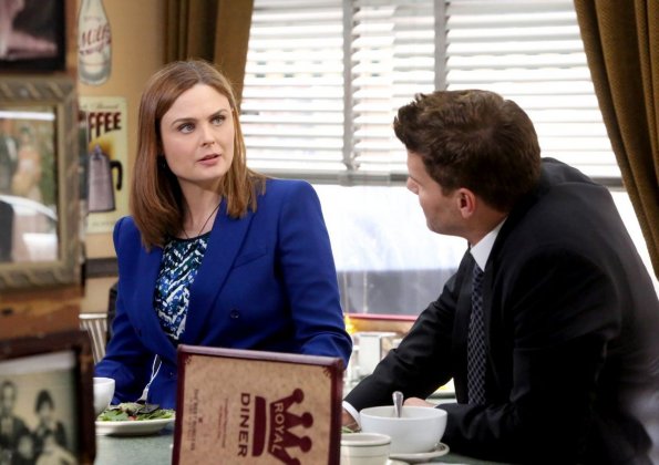 BONES: Brennan (Emily Deschanel, L) and Booth (David Boreanaz, R) have a discussion over lunch in the "The Teacher in the Books" episode of BONES airing Thursday, April 2 (8:00-9:00 PM ET/PT) on FOX. Pictured ©2015 Fox Broadcasting Co. Cr: Patrick McElhenney/FOX BONES: Brennan (Emily Deschanel, L) and Booth (David Boreanaz, R) have a discussion over lunch in the "The Teacher in the Books" episode of BONES airing Thursday, April 2 (8:00-9:00 PM ET/PT) on FOX. Pictured ©2015 Fox Broadcasting Co. Cr: Patrick McElhenney/FOX