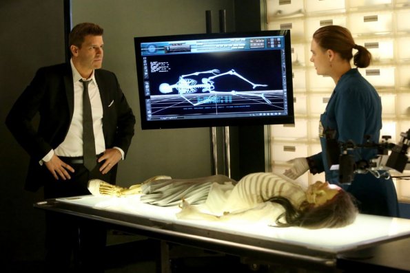 BONES: L-R: David Boreanaz and Emily Deschanel in the "The Monster In The Closet" episode of BONES airing Thursday, April 28 (8:00-9:00 PM ET/PT) on FOX.  ©2016 Fox Broadcasting Co.  Cr:  Patrick McElhenney/FOX