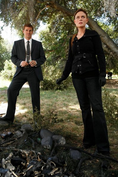 BONES: Booth (David Boreanaz, L) and Brennan (Emily Deschanel, R) discover the spine of an ex-special forces officer who has been missing in the BONES episode "The Bone That Blew" airing Wednesday, Nov. 26 (8:00-9:00 PM ET/PT) on FOX. ©2008 Fox Broadcasting Co. Cr: Greg Gayne/FOX BONES: Booth (David Boreanaz, L) and Brennan (Emily Deschanel, R) discover the spine of an ex-special forces officer who has been missing in the BONES episode "The Bone That Blew" airing Wednesday, Nov. 26 (8:00-9:00 PM ET/PT) on FOX. ©2008 Fox Broadcasting Co. Cr: Greg Gayne/FOX