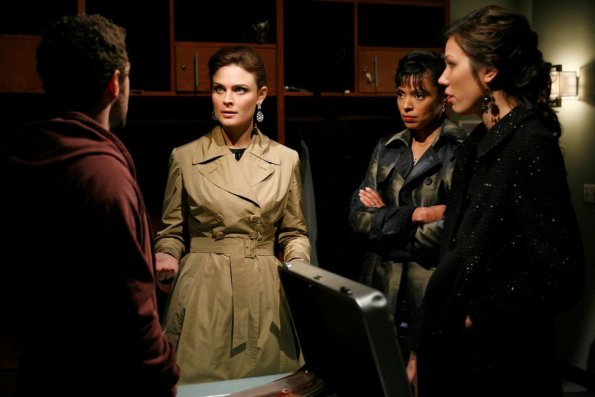 BONES: When Booth mysteriously goes missing, the Jeffersonian team (L-R: TJ Thyne, Emily Deschanel, Tamara Taylor and Michaela Conlin) races against the clock to prevent him from becoming the Grave Digger's latest victim in the BONES episode "The Hero in the Hold" airing Thursday, Jan. 22 (8:00-9:00 PM ET/PT) on FOX. ©2008 Fox Broadcasting Co. Cr: Greg Gayne/FOX BONES: When Booth mysteriously goes missing, the Jeffersonian team (L-R: TJ Thyne, Emily Deschanel, Tamara Taylor and Michaela Conlin) races against the clock to prevent him from becoming the Grave Digger's latest victim in the BONES episode "The Hero in the Hold" airing Thursday, Jan. 22 (8:00-9:00 PM ET/PT) on FOX. ©2008 Fox Broadcasting Co. Cr: Greg Gayne/FOX
