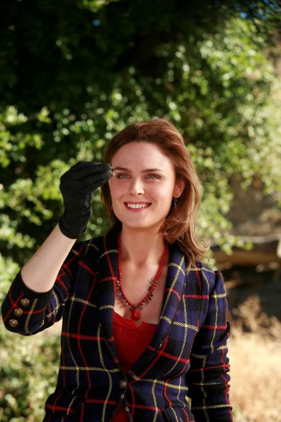 BONES:  Brennan (Emily Deschanel) finds an important clue in the BONES episode "The Princess and the Pear" airing Thursday, Feb. 19 (8:00-9:00 PM ET/PT) on FOX.  ©2009 Fox Broadcasting Co.  Cr:  Isabella Vosmikova/FOX