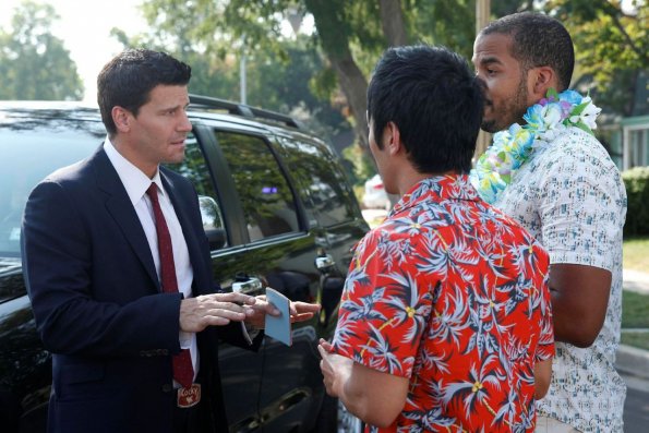 BONES: Booth (David Boreanaz, L) interviews two neighbors in the BONES episode "The Beautiful Day in the Neighborhood" airing Thursday, Oct. 8 (8:00-9:00 PM ET/PT) on FOX. ©2009 Fox Broadcast Company. Cr: Greg Gayne/FOX BONES: Booth (David Boreanaz, L) interviews two neighbors in the BONES episode "The Beautiful Day in the Neighborhood" airing Thursday, Oct. 8 (8:00-9:00 PM ET/PT) on FOX. ©2009 Fox Broadcast Company. Cr: Greg Gayne/FOX