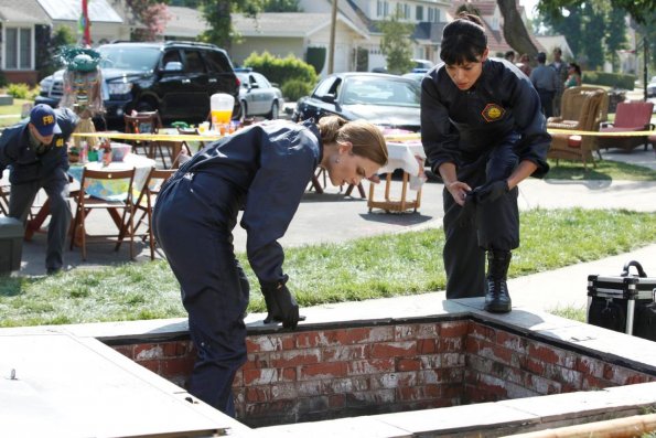 BONES:  Brennan (Emily Deschanel, L) and Cam (Tamara Taylor, R) investigate the crime scene in the BONES episode "The Beautiful Day in the Neighborhood" airing Thursday, Oct. 8 (8:00-9:00 PM ET/PT) on FOX.  ©2009 Fox Broadcast Company.  Cr:  Greg Gayne/FOX
