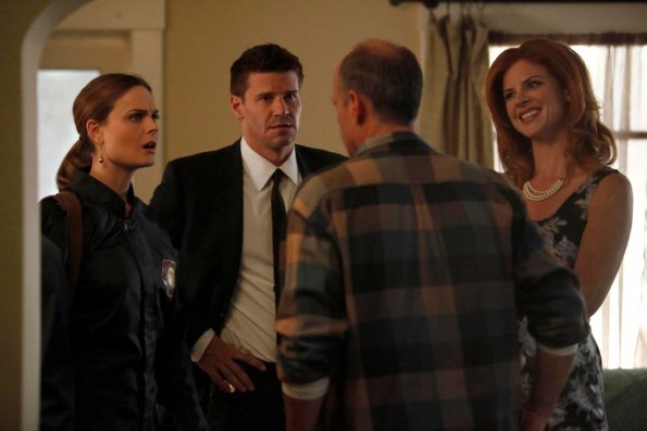 BONES:  Brennan (Emily Descanel, L) and Booth (David Boreanaz, C) investigate the remains of a burned corpse that was found in a house that is for sale in the BONES episode &quot;The Foot in the Foreclosure&quot; airing Thursday, Nov. 19 (8:00-9:00 PM ET/PT) on FOX.  Also pictured:  Sarah Rafferty (R).  &#xa9;2009 Fox Broadcasting Co.  Cr:  Greg Gayne/FOX