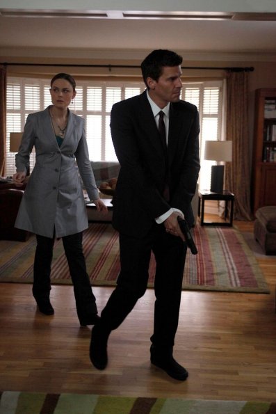 BONES: Brennan (Emily Deschanel, L) and Booth (David Boreanaz, R) investigate the home of a dentist whose skeleton is found buried at a Civil War reenactment site in the BONES episode "The Dentist in the Ditch" airing Thursday, Jan. 28 (8:00-9:00 PM ET/PT) on FOX. ©2010 Fox Broadcasting Co. Cr: Greg Gayne/FOX BONES: Brennan (Emily Deschanel, L) and Booth (David Boreanaz, R) investigate the home of a dentist whose skeleton is found buried at a Civil War reenactment site in the BONES episode "The Dentist in the Ditch" airing Thursday, Jan. 28 (8:00-9:00 PM ET/PT) on FOX. ©2010 Fox Broadcasting Co. Cr: Greg Gayne/FOX