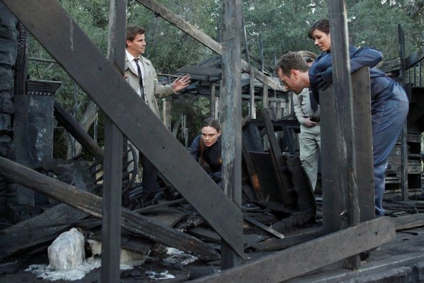 BONES: (L-R) Booth (David Boreanaz), Brennan (Emily Deschanel), Angela (Michaela Conlin) and Hodgins (TJ Thyne) examine crime-scene remains in the BONES episode "The Witch in the Wardrobe" airing Thursday, May 6 (8:00-9:00 PM ET/PT) on FOX. ©2010 Fox Broadcasting Co. Cr: Greg Gayne/FOX BONES: (L-R) Booth (David Boreanaz), Brennan (Emily Deschanel), Angela (Michaela Conlin) and Hodgins (TJ Thyne) examine crime-scene remains in the BONES episode "The Witch in the Wardrobe" airing Thursday, May 6 (8:00-9:00 PM ET/PT) on FOX. ©2010 Fox Broadcasting Co. Cr: Greg Gayne/FOX