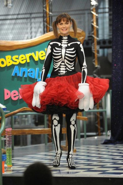 BONES: Brennan (Emily Deschanel) appears on a children's science show in the BONES episode "The Body in the Bounty" airing Thursday, Oct. 14 (8:00-9:00 PM ET/PT) on FOX. ©2010 Fox Broadcasting Co. Cr: Ray Mickshaw/FOX BONES: Brennan (Emily Deschanel) appears on a children's science show in the BONES episode "The Body in the Bounty" airing Thursday, Oct. 14 (8:00-9:00 PM ET/PT) on FOX. ©2010 Fox Broadcasting Co. Cr: Ray Mickshaw/FOX