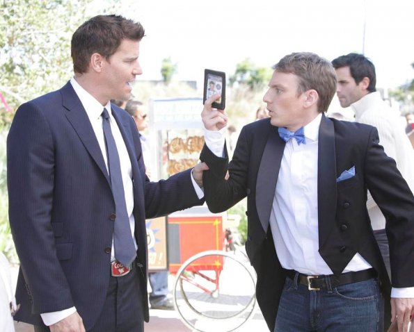 BONES: Booth (David Boreanaz, L) questions a street performer (Alex Weed, R) in "The Bones That Weren't" episode of BONES airing Thursday, Nov. 4 (8:00-9:00 PM ET/PT) on FOX. ©2010 Fox Broadcasting Co. Cr: Adam Taylor/FOX BONES: Booth (David Boreanaz, L) questions a street performer (Alex Weed, R) in "The Bones That Weren't" episode of BONES airing Thursday, Nov. 4 (8:00-9:00 PM ET/PT) on FOX. ©2010 Fox Broadcasting Co. Cr: Adam Taylor/FOX