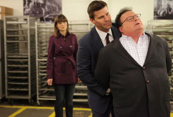 BONES: Booth (David Boreanaz, C) and Brennan (Emily Deschanel, L) arrest Jimmy Walpert III (guest star Wayne Knight, second from R) in "The Babe In The Bar" episode of BONES airing Thursday, Nov. 18 (8:00-9:00 PM ET/PT) on FOX. ©2010 Fox Broadcasting Co. Cr: Adam Taylor/FOX BONES: Booth (David Boreanaz, C) and Brennan (Emily Deschanel, L) arrest Jimmy Walpert III (guest star Wayne Knight, second from R) in "The Babe In The Bar" episode of BONES airing Thursday, Nov. 18 (8:00-9:00 PM ET/PT) on FOX. ©2010 Fox Broadcasting Co. Cr: Adam Taylor/FOX