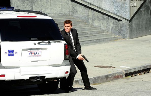 BONES: Booth (David Boreanaz) searches the crowd to see who has fired at "The Gravedigger" as she arrives for her apppeal in "The Bullet in the Brain" episode of BONES airing Thursday, Jan. 27 (9:00-10:00 PM ET/PT) on FOX. ©2011 Fox Broadcasting Co. Cr: Ray Mickshaw/FOX BONES: Booth (David Boreanaz) searches the crowd to see who has fired at "The Gravedigger" as she arrives for her apppeal in "The Bullet in the Brain" episode of BONES airing Thursday, Jan. 27 (9:00-10:00 PM ET/PT) on FOX. ©2011 Fox Broadcasting Co. Cr: Ray Mickshaw/FOX