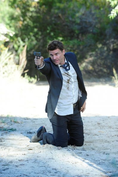 BONES: Booth (David Boreanaz) aims at a suspect in "The Bullet in the Brain" episode of BONES airing Thursday, Jan. 27 (9:00-10:00 PM ET/PT) on FOX. ©2011 Fox Broadcasting Co. Cr: Ray Mickshaw/FOX BONES: Booth (David Boreanaz) aims at a suspect in "The Bullet in the Brain" episode of BONES airing Thursday, Jan. 27 (9:00-10:00 PM ET/PT) on FOX. ©2011 Fox Broadcasting Co. Cr: Ray Mickshaw/FOX