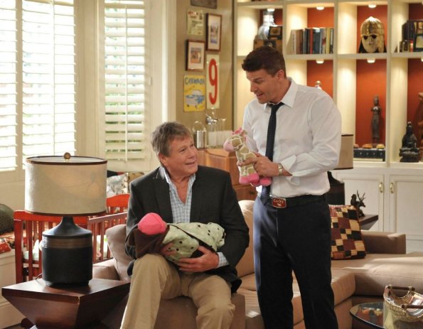 BONES:  Max (guest star Ryan O'Neal, L) offers to help Booth (David Boreanaz, R) babysit Christine in the "The Family in the Feud" episode of BONES airing Monday, April 30 (8:00-9:00 PM ET/PT) on FOX.  ©2012 Fox Broadcasting Co.  Cr:  Richard Foreman/Fox