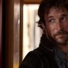 falling-skies-102_2_noah-wyle_ph-ken-woroner_18776_003_0259_r