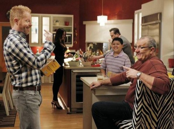 Modern-Family-Episode-3.14-%93Me-Jealous%94-Promotional-Photos-2