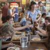 William H. Macy as Frank Gallagher, Cameron Monaghan as Ian Gallagher, Emmy Rossum as Fiona Gallagher, Jeremy Allen White as Lip Gallagher and Emma Kenney as Debbie Gallagher in Shameless (Season 5, episode 1) - Photo: Cliff Lipson/SHOWTIME - Photo ID: shameless_501_04186