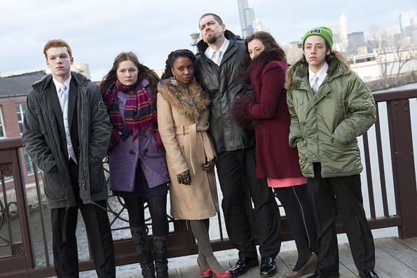 Cameron Monaghan as Ian Gallagher, Emma Kenney as Debbie Gallagher, Shanola Hampton as Veronica Fisher, Steve Howey as Kevin Ball, Isidora Goreshter as Svetlana and Ethan Cutkosky as Carl Gallagher in Shameless (Season 6, episode 1) - Photo: Chuck Hodes/SHOWTIME - Photo ID: shameless_612_c0911