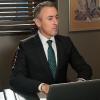 "Payback" -- Jason employs aggressive investigative tactics when he assists Alicia and Lucca with a student loan case. Also, Howard Lyman alleges ageism at Lockhart, Agos & Lee, pointing to Cary as the primary offender, and Eli stirs up Florrick family drama on Peter\'s presidential campaign, on THE GOOD WIFE, Sunday, Nov. 1 (9:00-10:00 PM, ET/PT) on the CBS Television Network.  Pictured Alan Cumming as Eli Gold Photo: David M. Russell/CBS ÃÂ©2015 CBS Broadcasting, Inc. All Rights Reserved